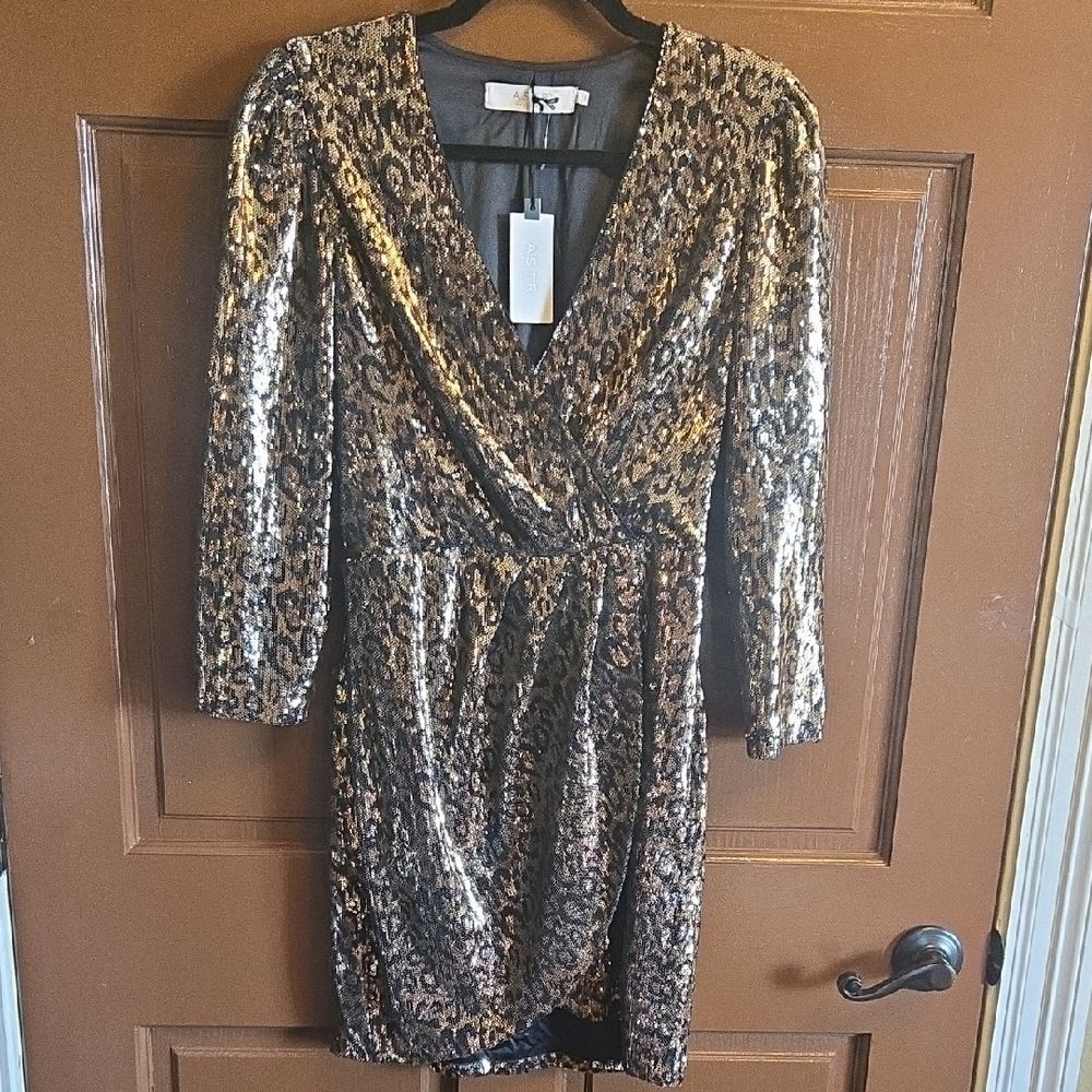 ASTR-Sequin blk/ gold animal print V neck short dress Sz S NWT.